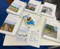 Tisch mit Flyern zum Thema Radverkehr Bayern