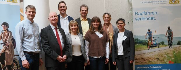 Im Bild von links nach rechts: Daniel Zeuner (Zentralstelle Radverkehr – Landesbaudirektion Bayern), Johannes Nolte (Präsident Landesbaudirektion Bayern), Stefan Högenauer (Sachgebietsleiter Sachgebiet 31.1 – Regierung von Oberbayern), Christine Volkmer (Referentin Sachgebiet 31.1 – Regierung von Oberbayern), Dr. Heinz Dirnhofer (Leiter Abteilung 7 – Landesbaudirektion Bayern), Katja Ziegler (Zentralstelle Radverkehr – Landesbaudirektion Bayern), Hana Gundel (Zentralstelle Radverkehr – Landesbaudirektion Bayern), Britta Lösch (Leiterin Zentralstelle Radverkehr – Landesbaudirektion Bayern)